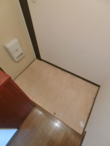 玄関の床をフロアタイル張り替え前
