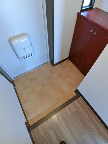 玄関の床をフロアタイル張り替え前